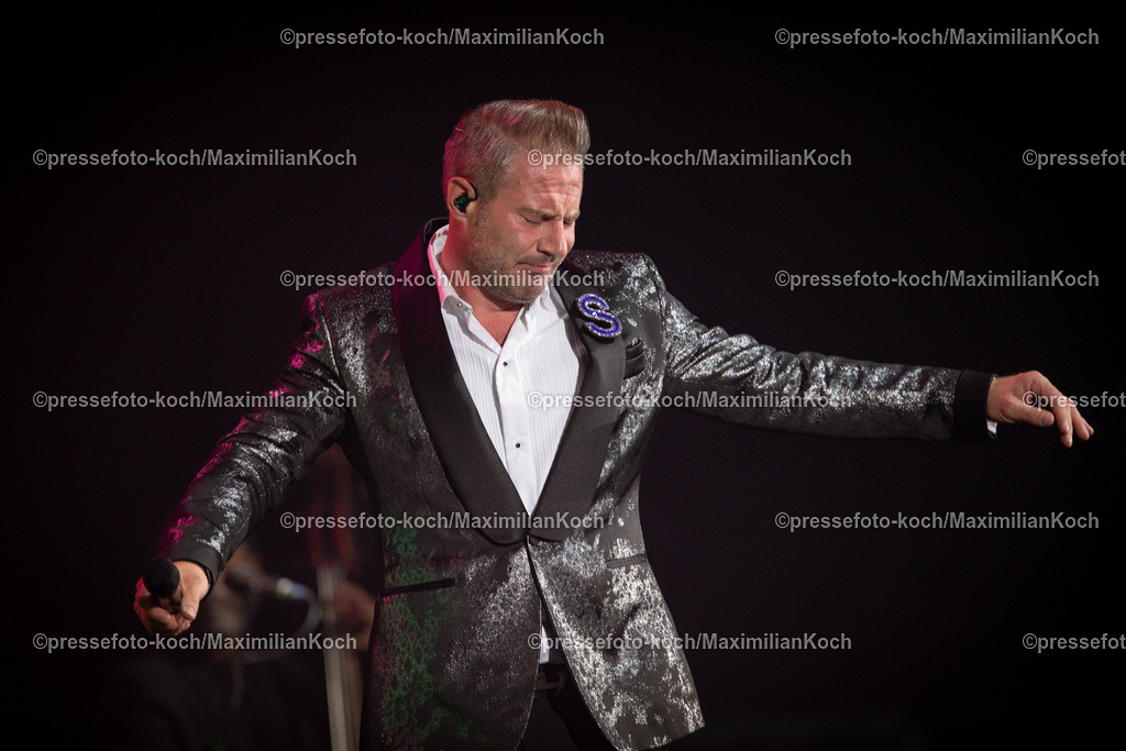 Due24052401036 | 24.05.2024, Düsseldorf, Mitsubishi Electric HALLE, Sänger Sasha (Sascha Röntgen-Schmitz) performt bei seinem Konzert - This Is My Time, Die Show - 