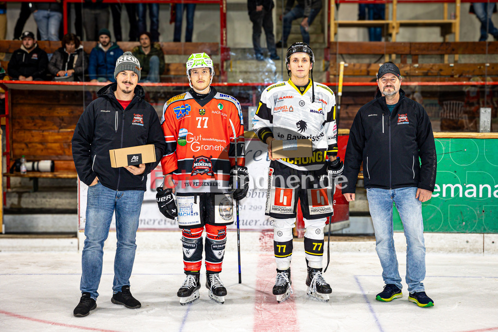 TSV Peißenberg MINERS gegen EA Schongau | Eishockey Bayernliga Herren Vorrunde 2024/25, TSV Peißenberg MINERS gegen EA Schongau, 20241031,Spieler des Spiels Bernhard SCHMID (MINERS 77) und Anton EGLE (MAMMUTS 77),2024-10-31 in Peißenberg (Eisstadion Peißenberg)Bernhard SCHMID (MINERS 77), Anton EGLE (MAMMUTS 77)Copyright: WolfgangxLindner