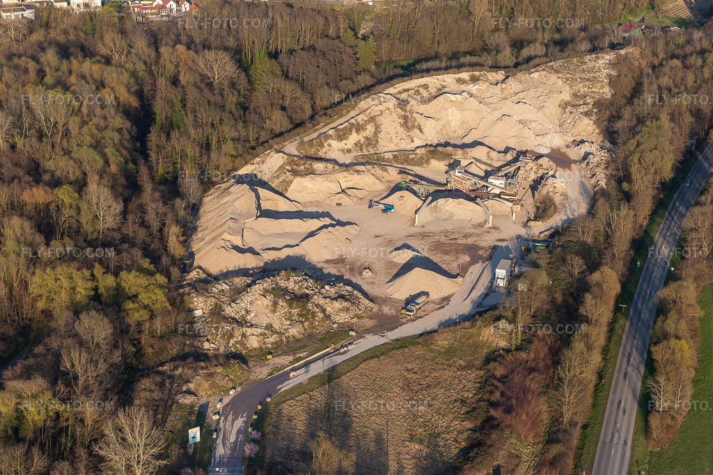Aerial view: Sablieres J. Leonhart in Lauterbourg in the state Bas-Rhin, France. – Photo: IMG_130993.jpg taken on 03/22/2022 by Werner Riehm/FLY-FOTO.com – Resolution of the original: 5075 x 3383 px – Sablières Leonhart - Sable, gravier, béton, enrobé, granulat, pierres naturelles | Groupe Leonhart