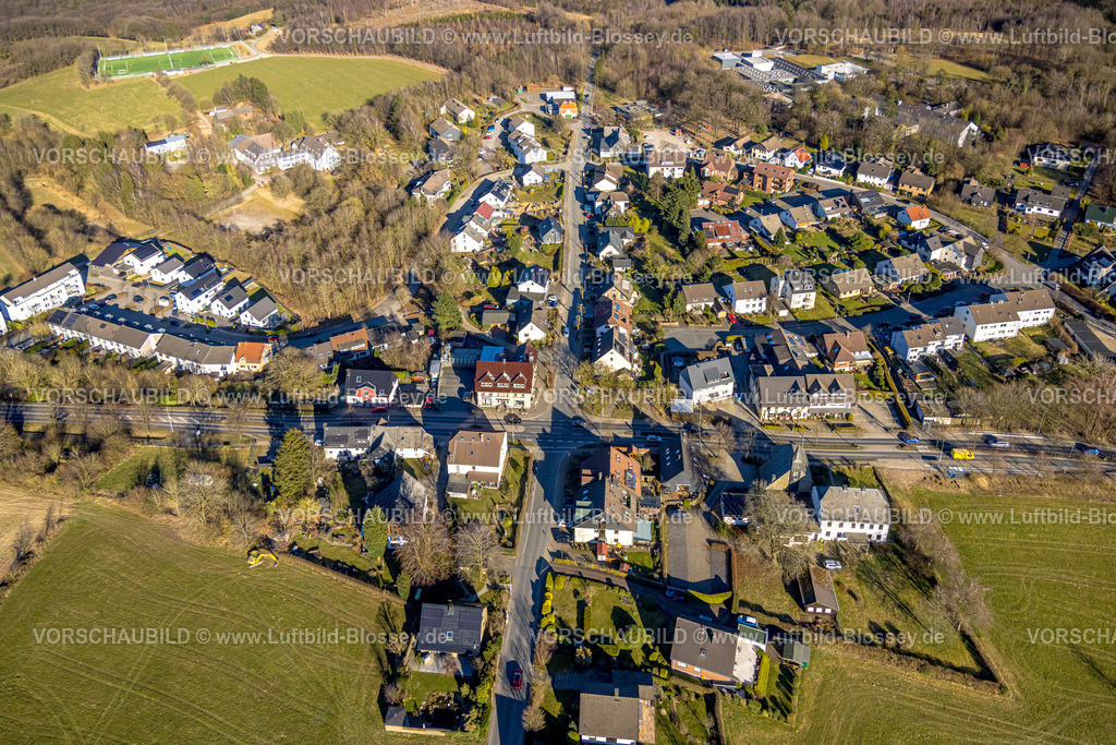 Breckerfeld250303053 | Luftbild, Wohngebiet Ortsteil Waldbauer Zurstraße, Straßenkreuzung Hauptstraße und Waldbauerstraße, hinten Fußballstadion Sportplatz Buddenkamp, Breckerfeld, Ruhrgebiet, Nordrhein-Westfalen, Deutschland