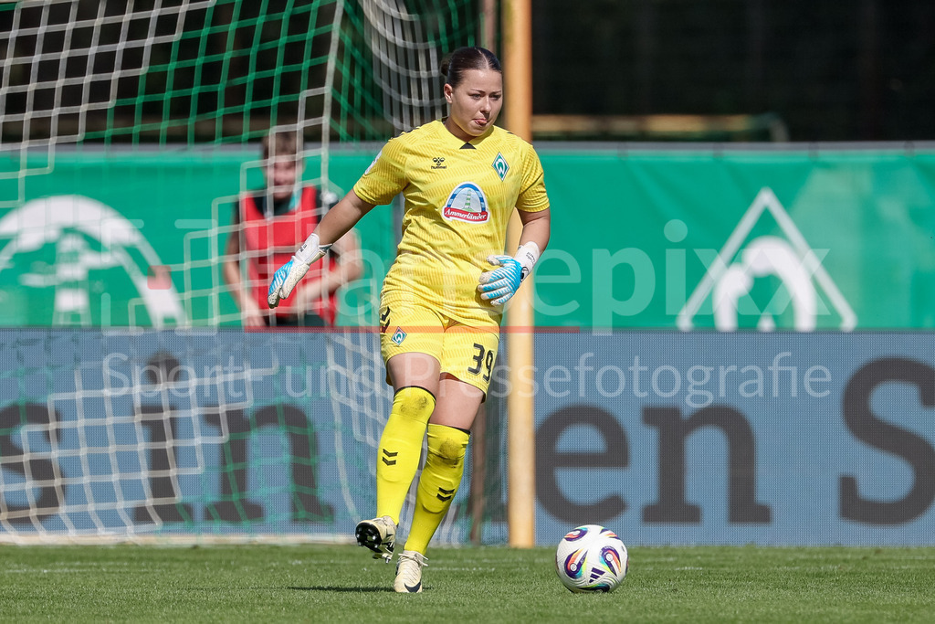 Fussball, Google Pixel Frauen-Bundesliga, SV Werder Bremen - SC Freiburg | Mariella El Sherif (Torhüterin, Torwart, SV Werder Bremen, 39) am Ball, Freisteller, Einzelbild, Ganzkörper, Aktion, Action, Spielszene, DIE DFB-RICHTLINIEN UNTERSAGEN JEGLICHE NUTZUNG VON FOTOS ALS SEQUENZBILDER UND/ODER VIDEOÄHNLICHE FOTOSTRECKEN. DFB REGULATIONS PROHIBIT ANY USE OF PHOTOGRAPHS AS IMAGE SEQUENCES AND/OR QUASI-VIDEO.