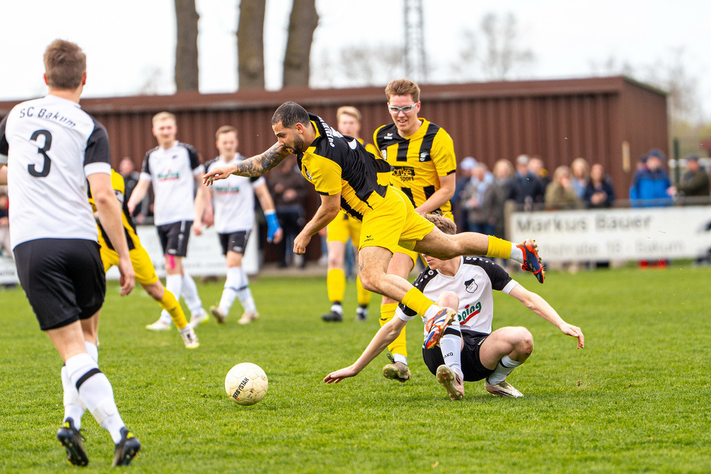 Fußball I Herren I Saison 2025-2026 I Kreisliga VEC I 22. Spieltag I SC SW Bakum - SV Falke Steinfeld I 23537 | jns.sportfotos - Realisiert mit Pictrs.com