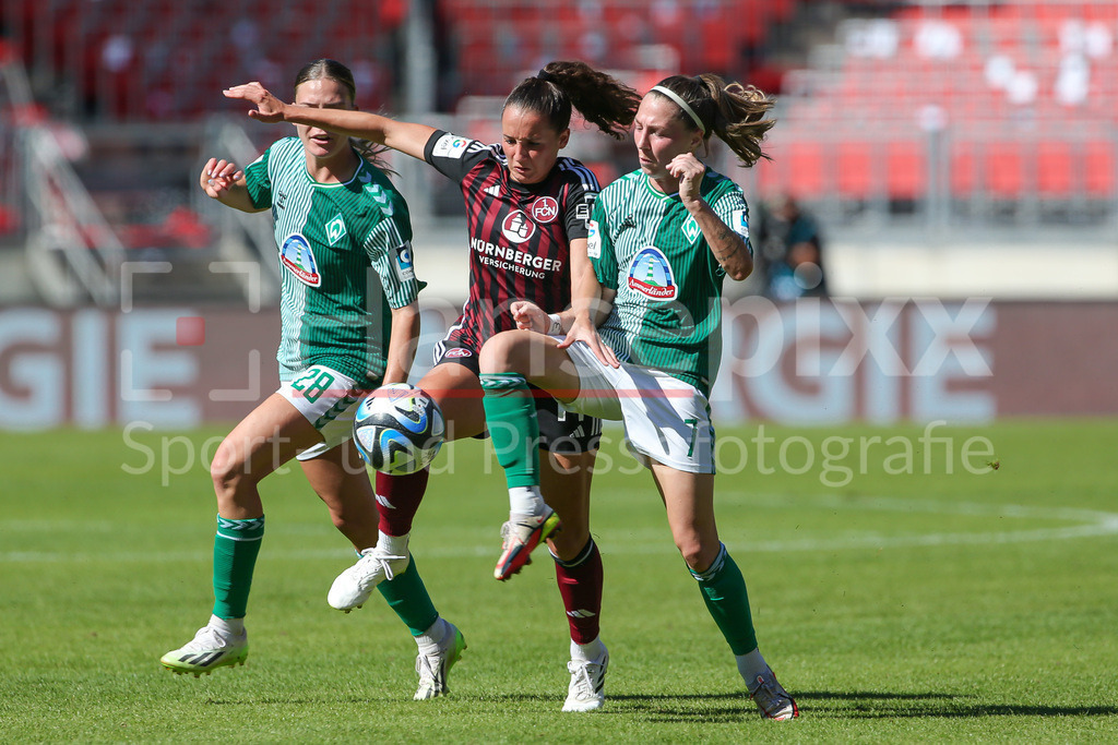 Fussball, Google Pixel Frauen-Bundesliga, 1. FC Nürnberg - SV Werder Bremen | v.li.: Elena Mühlemann (1. FC Nürnberg, 14) und Lisa Josten (SV Werder Bremen, 7) im Zweikampf, Duell, Dynamik, Aktion, Action, Spielszene, DIE DFB-RICHTLINIEN UNTERSAGEN JEGLICHE NUTZUNG VON FOTOS ALS SEQUENZBILDER UND/ODER VIDEOÄHNLICHE FOTOSTRECKEN. DFB REGULATIONS PROHIBIT ANY USE OF PHOTOGRAPHS AS IMAGE SEQUENCES AND/OR QUASI-VIDEO.
