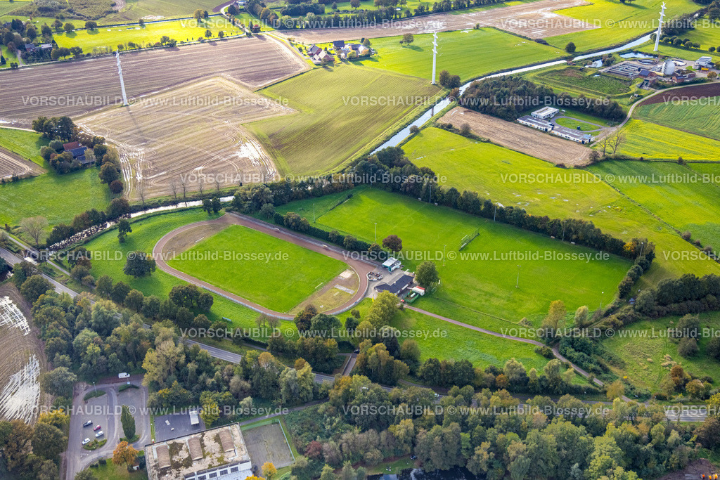 Isselburg241010143 | Luftbild, Fußballstadion SUS Isselburg e.V. am Fluss Issel, Wiesen und Felder, oben rechts Asylantenheim, Anholt, Isselburg, Niederrhein, Nordrhein-Westfalen, Deutschland