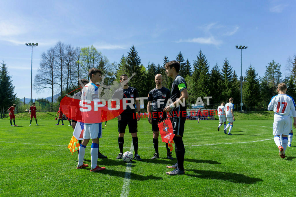 Portugal  U15 -Czech Republic U15 | Ankick, EMANUEL KULTERER (Referee), MATHIAS BODNER (Assistant Referee), JAN LAP (Assistant Referee) STEPAN BERAN (Czech Republic #2) DIOGO FERREIRA (Portugal #1) ; Portugal  U15 -Czech Republic U15 am 29.04.2022 in Arnoldstein
(Sportplatz), AUSTRIA, (Photo by Ernst Krawagner sport-fan.at) - Realisiert mit Pictrs.com