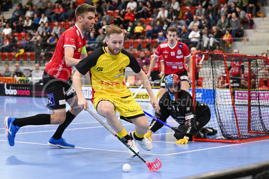 HC Rychenberg vs Basel Regio - 19. November 2022 | HC Rychenberg vs Basel Regio
AXA Arena, Winterthur
Noah Püntener (#19 HC Rychenberg) vor Dennis Kramer (#8 Unihockey Basel Regio).
Bild: Sportfotografie Markus Aeschimann | www.markus-aeschimann.ch - Realisiert mit Pictrs.com