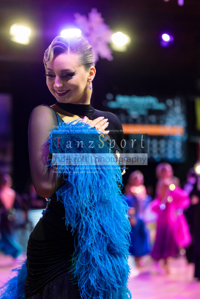 20241215_WDSF_Int_Open_Std-Riga-8911 | Tanzsportbilder, Standardtanz, Lateintanz, WDSF, DTV, LTVB, dancecomp, goc, hessen tanzt, blaues band der spree, walzer, tango, wiener walzer, slowfox, quickstepp, samba, rumba, cha-cha-cha, paso doble. jive, hd-kroft photography, turniertanzsport