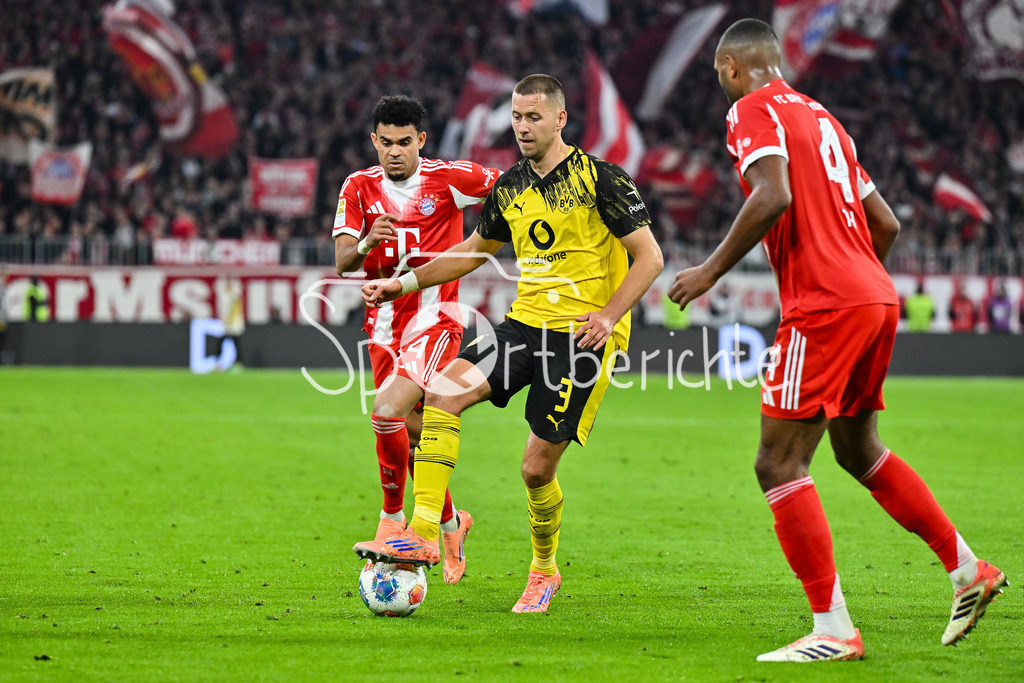 FC Bayern München - Borussia Dortmund | MUNICH, GERMANY - Luis DIAZ (FC Bayern Munich 14) against Waldemar ANTON (Borussia Dortmund 3) during the bundesliga match between FC Bayern Munich vs. Borussia Dortmund on matchday 7 at Allianz Arena on October 18, 2025 in Munich, Germany / DFL REGULATIONS PROHIBIT ANY USE OF PHOTOGRAPHS AS IMAGE SEQUENCES AND/OR QUASI-VIDEO