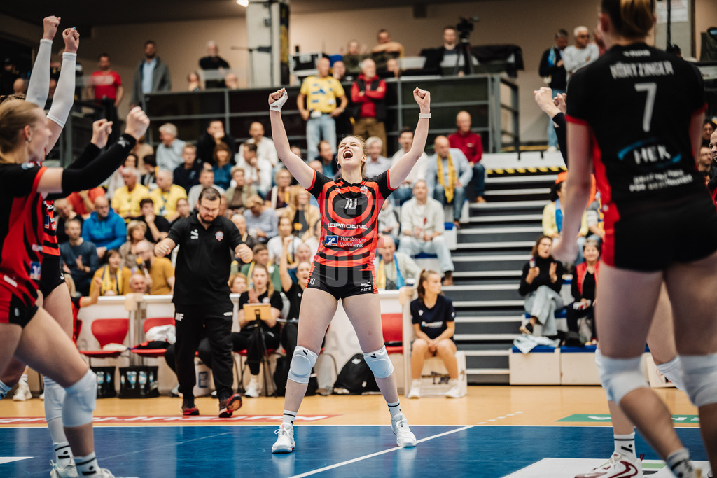 Volleyball | Frauen | Saison 2025/2026 | Volleyball Bundesliga | SSC Palmberg Schwerin vs. ETV Hamburger Volksbank Volleys | 18.10.2025 | Lena Liegert (#10, ETV Hamburger Volksbank Volleys) jubelt