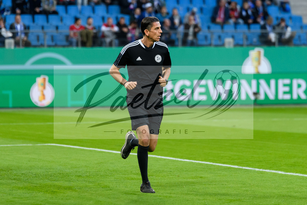 HSVSCF20220419_410 | Fussball, Herren: Referee Deniz Aytekin schaut beim DFB-Pokal-Halbfinalspiel zwischen Hamburger SV und SC Freiburg im Volksparkstadion am 19.04.2022 in Hamburg, Deutschland.DFB / DFL REGULATIONS PROHIBIT ANY USE OF PHOTOGRAPHS AS IMAGE SEQUENCES AND/OR QUASI-VIDEO. - Realisiert mit Pictrs.com