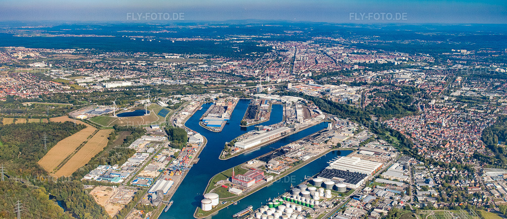 Luftbild: Panoramaansicht der Rheinhäfen Karlsruhe von Westen im Ortsteil Mühlburg in Karlsruhe im Bundesland Baden-Württemberg in Deutschland. Foto: IMG_45052-Bearbeitet.jpg vom 21.09.2011 durch Werner Riehm/FLY-FOTO.deAuflösung des Originals: 7101 x 3080 px