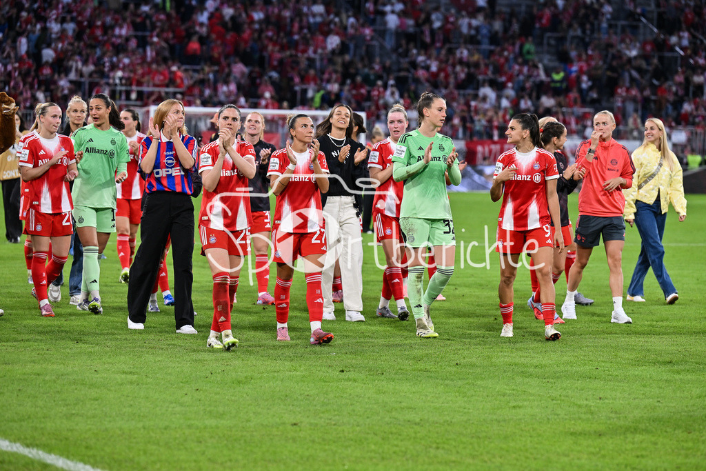 FC Bayern München - Bayer 04 Leverkusen | Die Spielerinnen des FC Bayern laufen nach dem Heimsieg gegen Leverkusen eine Ehrenrunde in der Arena, Franziska KETT (FC Bayern Frauen 20), Maria-Luisa GROHS (FC Bayern München Frauen #1), Linda DALLMANN (FCB #10), Sarah ZADRAZIL (FCB #25), Katharina NASCHENWENG (FCB #19), Arianna CARUSO (FC Bayern Muenchen Frauen 27), Ena MAHMUTOVIC (FC Bayern München Frauen #32), Jovana DAMNJAVOVIC (FCB #9),Alara SEHITLER (FCB #14) / Google Pixel Frauen-Bundsliga: FC Bayern München - Bayer 04 Leverkusen; Allianz Arena am 06.09.2025