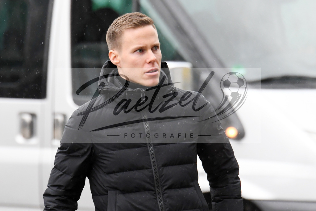 20200227_TRASVW_0016 | Fussball, Herren: Niklas Moisander (Werder Bremen) schaut waehrend der Trainingseinheit des SV Werder Bremen auf dem Trainingsplatz am wohninvest Weserstadion am 27.02.2020 in Bremen, Deutschland. - Realisiert mit Pictrs.com