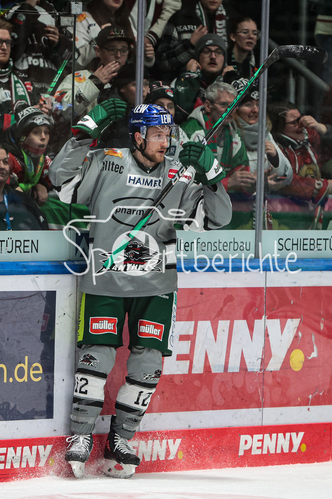 Augsburger Panther - Iserlohn Roosters | Mirko SACHER (AEV #12) aergert sich ueber eine vergebene Chance