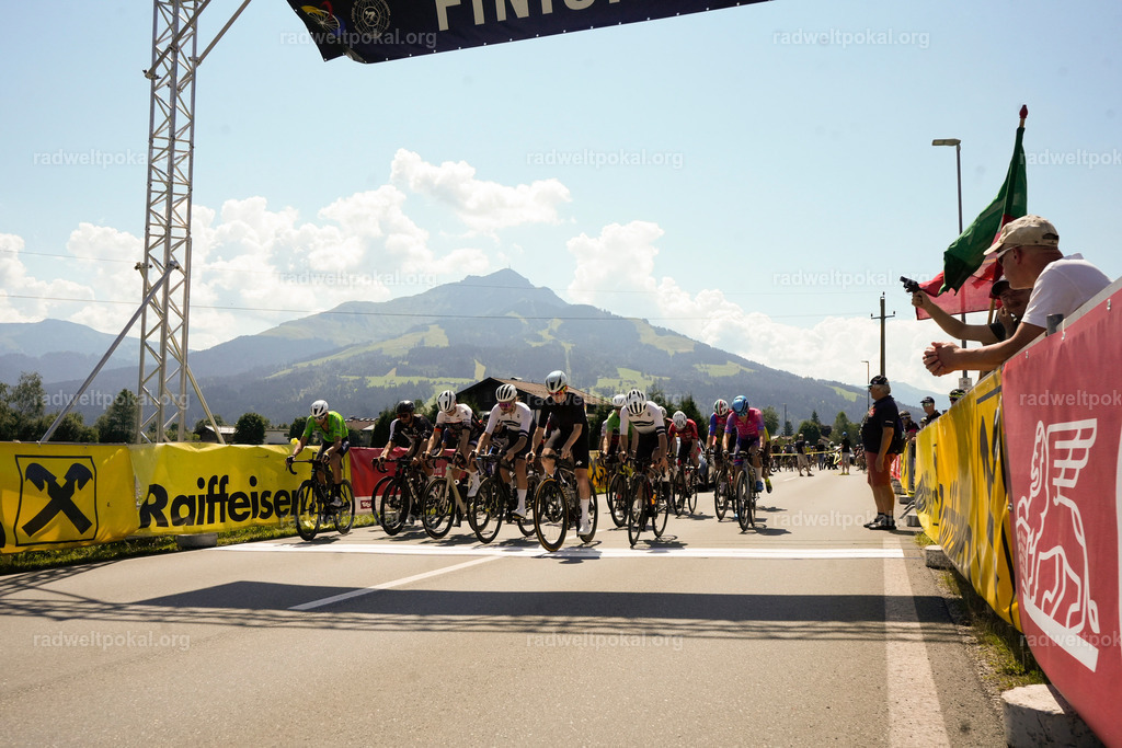 117_20230817_Bewerb_Maenner_Muehlanger | AUT - OESTERREICH, 2023-08-16: SPORT RENNRAD-FAHREN - 55. INTERNATIONALER RADWELTPOKAL IN ST. JOHANN IN TIROL  - Vintage-Radrennen mit WM-Bronze-Medaillen-Siegerin Christina Schweinberger, den Teilnehmer und Alexander Baumann (vom Orginastions-Team) - TAG 2 BEWERB MAENNER IN SECHS GRUPPEN  ; Foto: Roland Muehlanger