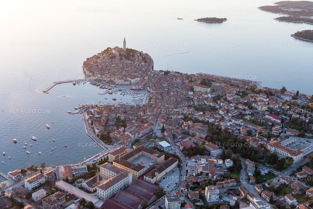 Aerial view: View of the town in Rovinj in the state Gespanschaft Istrien, Croatia. – Photo: IMG_106168.jpg taken on 04/13/2018 by Werner Riehm/FLY-FOTO.com – Resolution of the original: 5472 x 3648 px