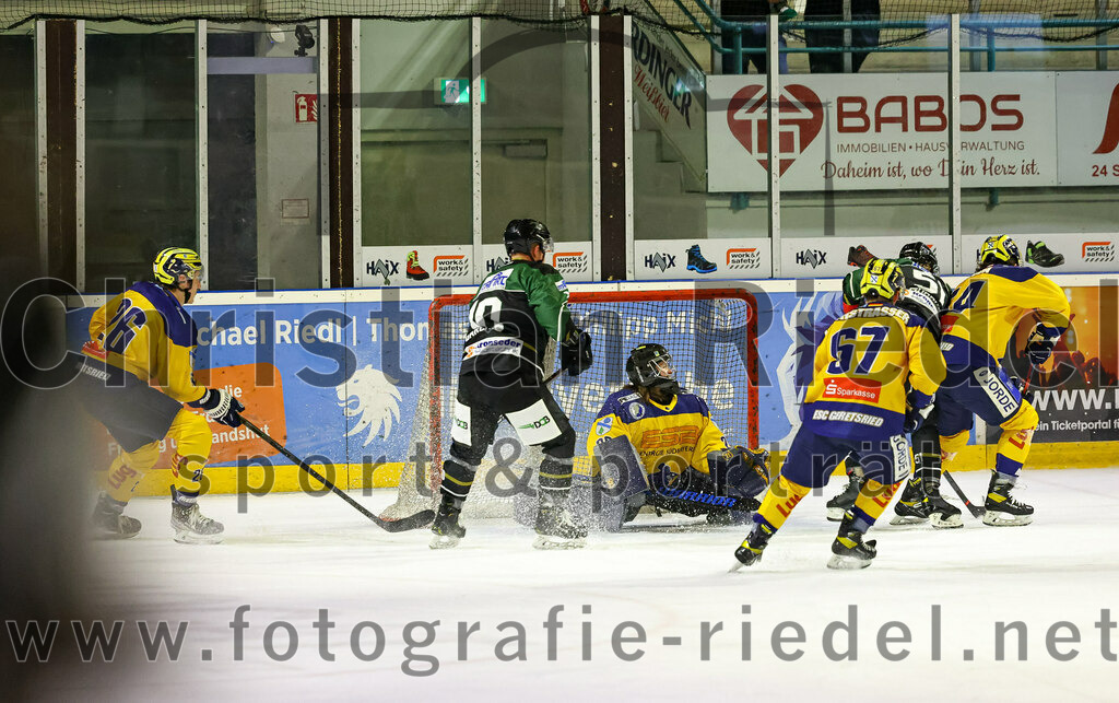 2022-10-30_068_TSV_Erding_gegen_ESC_Riverrats_Geretsried | Erding, Deutschland, 30.10.2022:
Eishockey, Bayernliga 2022 / 2023, 9. Spieltag, TSV Erding gegen ESC Riverrats Geretsried, Endergebnis: 3:5

Johann Gerg (ESC Riverrats Geretsried, #26), Marc Barchmann (Erding Gladiators, #10), Torwart Johanna May (ESC Riverrats Geretsried, #29), Xaver Hochstraßer (ESC Riverrats Geretsried, #67)

Foto: Christian Riedel / fotografie-riedel.net