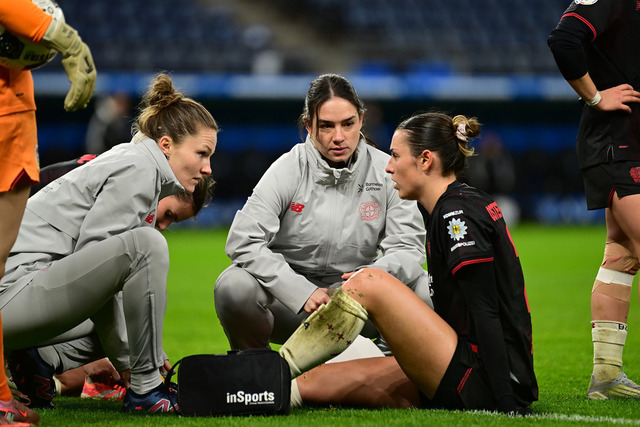 Fußball I Frauen I Saison 2025-2026 I DFB-Pokal I Achtelfinale I Hamburger SV - Bayer 04 Leverkusen I 16432 | Selina Ostermeier (2, Bayer 04 Leverkusen) verletzt am Boden - Realisiert mit Pictrs.com