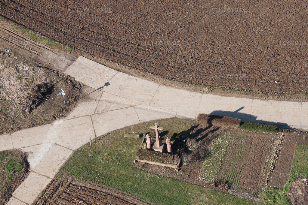 Luftbild: Wegkreuz im Ortsteil Kleinsteinfeld in Niederotterbach im Bundesland Rheinland-Pfalz in Deutschland. Foto: IMG_37360.jpg vom 07.02.2011 durch Werner Riehm/FLY-FOTO.de