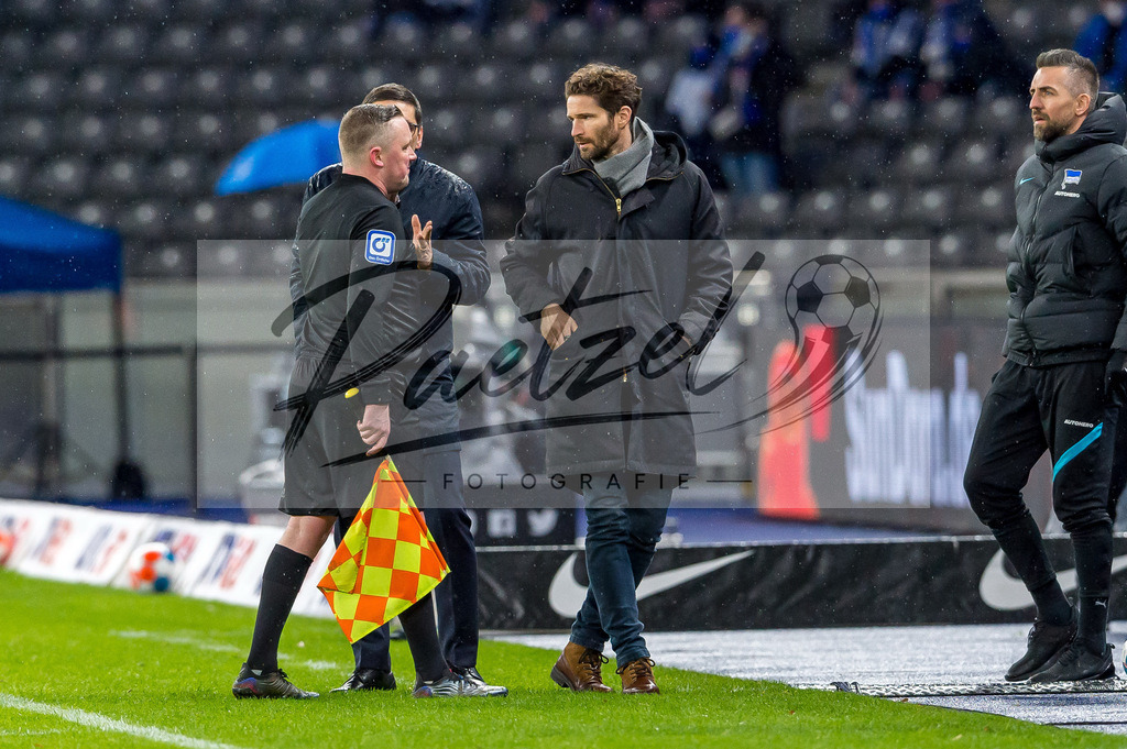 BSCRBL20220220_184 | Fussball, Herren: Schiedsrichterassistent Sascha Thielert und Sportdirektor Arne Friedrich (Hertha BSC) diskutieren bei dem Spiel der 1. Bundesliga zwischen Hertha BSC und RB Leipzig im Olypiastadion am 20.02.2022 in Berlin, Deutschland.DFB / DFL REGULATIONS PROHIBIT ANY USE OF PHOTOGRAPHS AS IMAGE SEQUENCES AND/OR QUASI-VIDEO. - Realisiert mit Pictrs.com