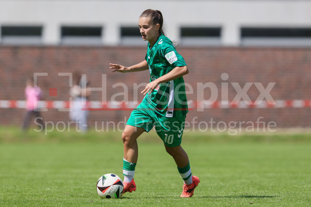 Fussball, Testspiel Frauen, Borussia Mönchengladbach - SV Werder Bremen | v.li.: Tuana Mahmoud (SV Werder Bremen, 10) am Ball, Freisteller, Einzelbild, Ganzkörper, Aktion, Action, Spielszene