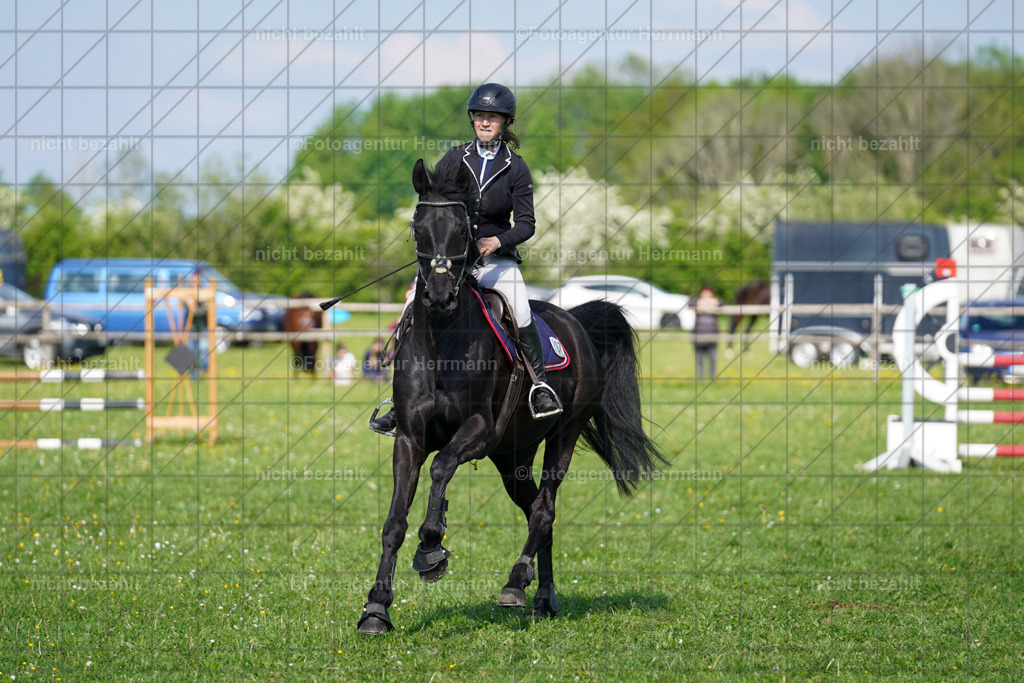 20240509-FAH02975 | Fotos von dem Turnier in Bayern, Landsberg am Lech, Reitsportbilder, Turnierfotografen Bayern, Fotoagentur Herrmann, Springreiten, Reitsportfotograf, Pferdefotograf, Turnierbilder