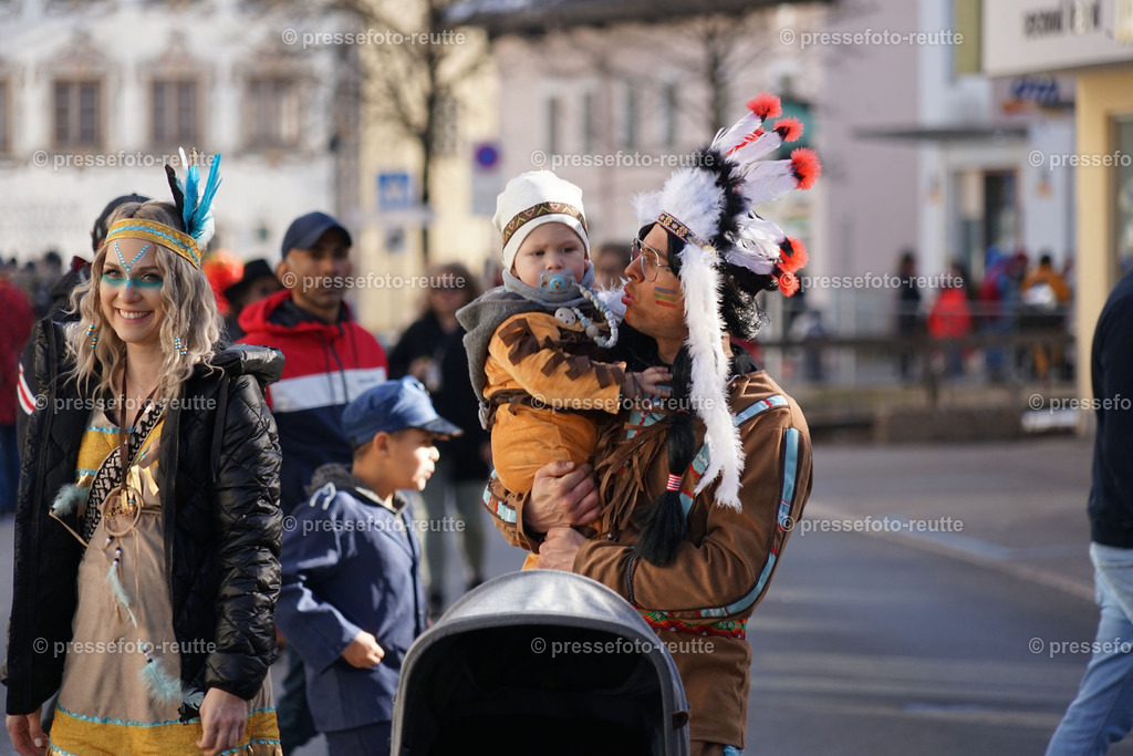 news-2023-Feb16-Unsinniger_Fasching_Reutte-sony-DSC02533 | Info aus dem Bezirk Reutte/Ausserfern Tirol sowie eine umfangreiche Bilddatenbank über die gesamte Region: Lechtal, Talkessel Reutte, Tannheimertal, Zwischentoren. Lech, Plansee, Zugspitze, Grenztunnel, B179, Fernpassstraße, Verkehr, Lawinen, Tradition, - Realisiert mit Pictrs.com