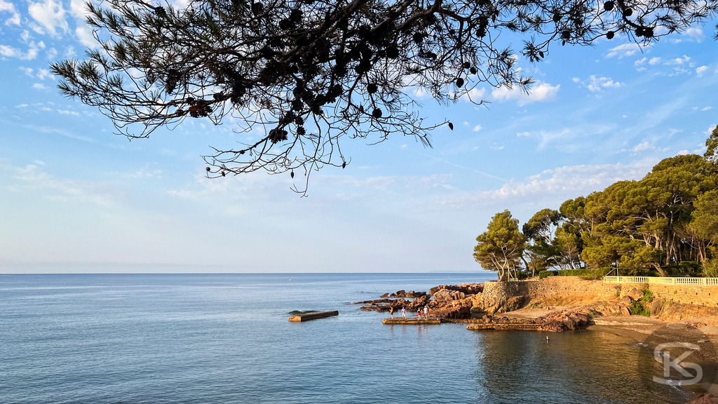Sonnenaufgang am Strand Pins Penchés in Carqueiranne – Côte d’Azur | Malerische Morgenstimmung am Strand Pins Penchés in Carqueiranne mit Blick über die Steinmauer auf das ruhige Mittelmeer unter schiefen Pinienbäumen an der Côte d’Azur. - Realisiert mit Pictrs.com