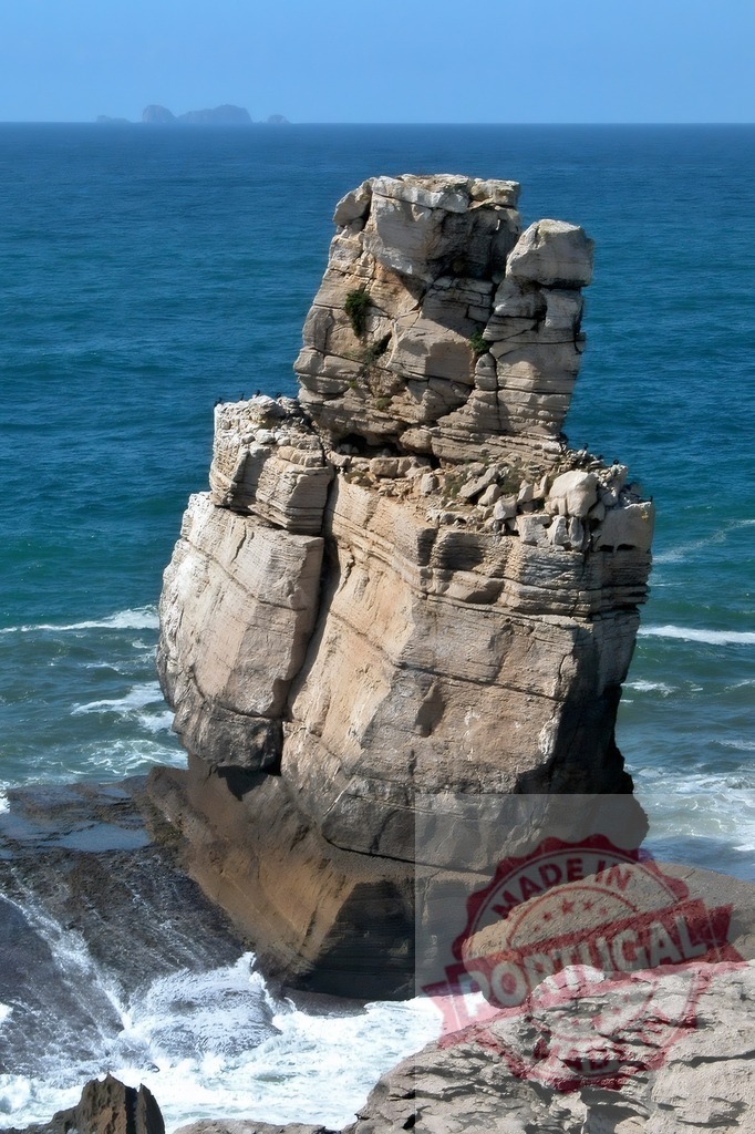 Nau dos Corvos sea stack, Peniche, Portugal coastline. Centro Portugal | Nau dos Corvos, a large sea stack, stands tall against the bright blue Atlantic Ocean - Realisiert mit Pictrs.com