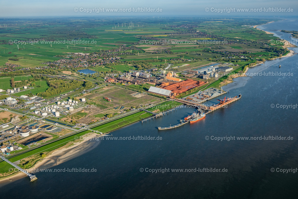 Stader_Seehafen_LNG_Baustelle_AOS_Dow_Olin_ELS_4351010523 | STADE 01.05.2023 Baustellen zum Ausbau der Wasserbrücke mit Leitungssystemen des LNG Erdgas und Flüssiggas- Terminal und Entladekai und AOS Raffinerie- Werksgelände an der Straße Am Seehafen im Ortsteil Bützfleth in Stade im Bundesland Niedersachsen, Deutschland. Weiterführende Informationen bei: AOS Aluminium Oxid Stade GmbH,  Dow Deutschland Anlagengesellschaft mbH,  Hafenbetriebs GmbH & Co. KG,  Hanseatic Energy Hub GmbH. // Construction site of Water bridge with line systems of the LNG natural gas and liquid gas terminal and unloading quay and AOS Raffinerie- Werksgelaende on street Am Seehafen in the district Buetzfleth in Stade in the state Lower Saxony, Germany. Further information at: AOS Aluminium Oxid Stade GmbH,  Dow Deutschland Anlagengesellschaft mbH,  Hafenbetriebs GmbH & Co. KG,  Hanseatic Energy Hub GmbH. Foto: Martin Elsen