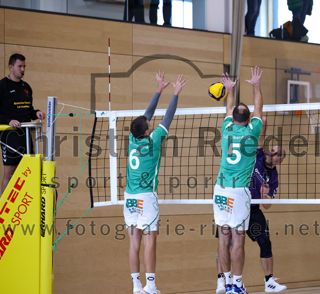 2022-11-12_100_TuS_Oberding_gegen_SC_Freising_II | Oberding, Deutschland, 12.11.2022:
Volleyball, Bezirksliga Ost 2022 / 2023, 7. Spieltag, TuS Oberding gegen MTV Pfaffenhofen II, Endergebnis: 3:2

Oliver Pelz (TuS Oberding, #6), Andre Paul (TuS Oberding, #5), Dejan Jankovic (SC Freising, #8)

Foto: Christian Riedel / fotografie-riedel.net