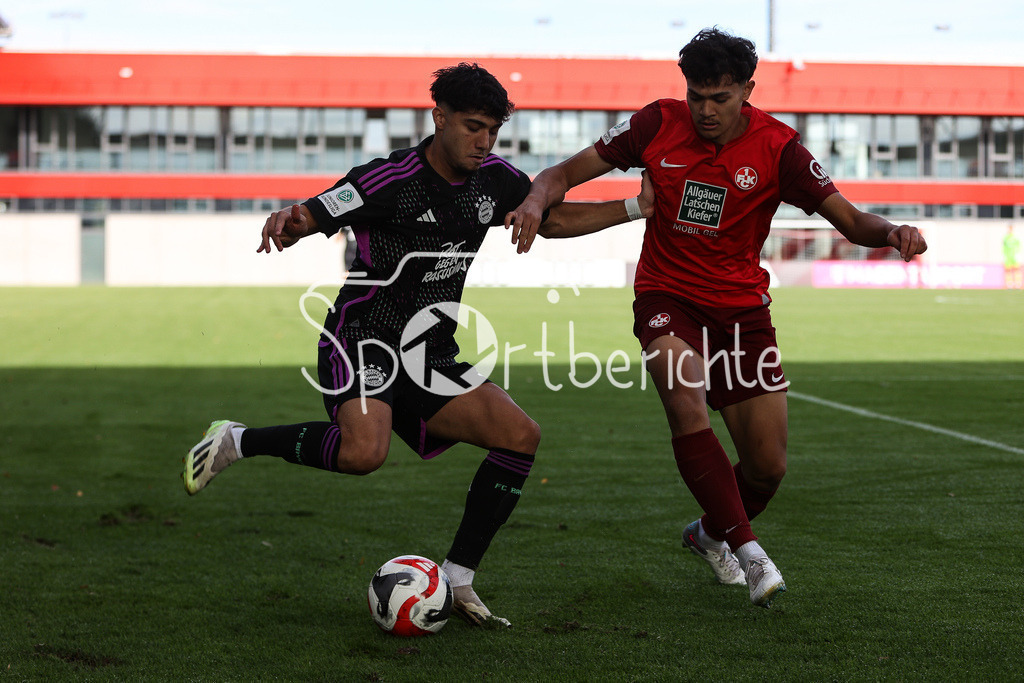 FC Bayern Muenchen U19 - 1. FC Kaiserslautern U19 | Emirhan DEMIRCAN (FCB #7) im Duell mit Maik GAERTNER (FCK #21) / Zweikampf