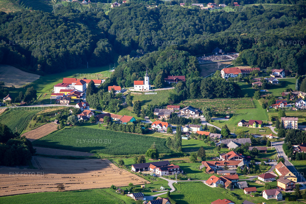 Vue aérienne: Vue de la ville à le quartier Podgorci in Ormož dans le département Slovénie, Slovénie. Photo: IMG_137287.jpg prise le 08/07/2023 par Werner Riehm/FLY-FOTO.eu – Résolution de l'original: 5472 x 3648 px