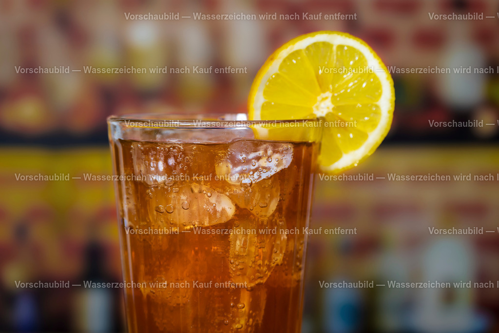 Glas mit prickelnder Cola auf Eiswürfeln | Glas mit prickelnder Cola auf Eiswürfeln mit einer Zitronenscheibe. - Realisiert mit Pictrs.com