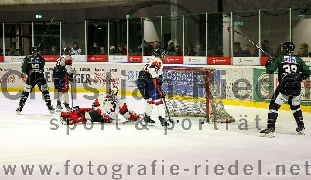2023-02-19_134_TSV_Erding_gegen_VfE_Ulm-Neu-Ulm | Erding, Deutschland, 19.02.2023:
Eishockey, Bayernliga Meisterrunde Gruppe B 2022 / 2023, 5. Spieltag, TSV Erding gegen VfE Ulm/Neu-Ulm, Endergebnis: 

Daniel Krzizok (Erding Gladiators, #18), Torwart David Heckenberger (VfE Ulm/Neu-Ulm e. V., #3), Simon Klinger (VfE Ulm/Neu-Ulm e. V., #67), Thomas Plihal (Erding Gladiators, #39)

Foto: Christian Riedel / fotografie-riedel.net
