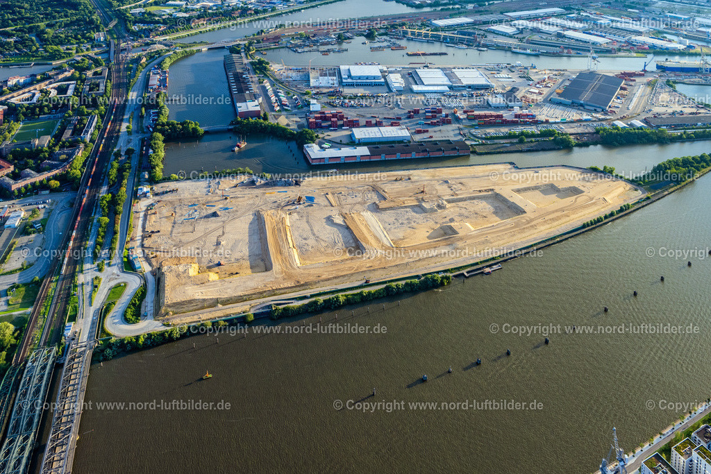 Hamburg_Grasbrook_Moldauhafen_Sandpolster_ELS_0318040823 | HAMBURG 04.08.2023 Abriß- und Erdarbeiten auf dem Gelände der ehemaligen Logistikzentrum- Ruine Überseezentrum am Schuhmacherwerder - Moldauhafen im Ortsteil Kleiner Grasbrook in Hamburg, Deutschland. Weiterführende Informationen bei: EGGERS Tiefbau GmbH,  HPA Hamburg Port Authority,  Hamburger Hafen und Logistik Aktiengesellschaft. // Demolition work on the site of the former logistics center ruin Ueberseezentrum on Schuhmacherwerder - Moldauhafen in the district Kleiner Grasbrook in Hamburg, Germany. Further information at: EGGERS Tiefbau GmbH,  HPA Hamburg Port Authority,  Hamburger Hafen und Logistik Aktiengesellschaft. Foto: Martin Elsen