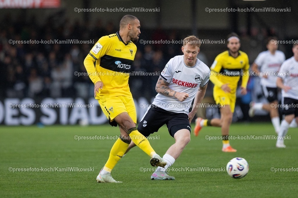 xKWI16092501072 | 16.09.2025,, xkwix, Fußball, Liga3, SC Verl - Alemannia Aachen, Sportclub Arena: Jonas Arweiler (SC Verl #9) im Zweikampf gegen Lamar Yarbrough (Alemannia Aachen #25) 