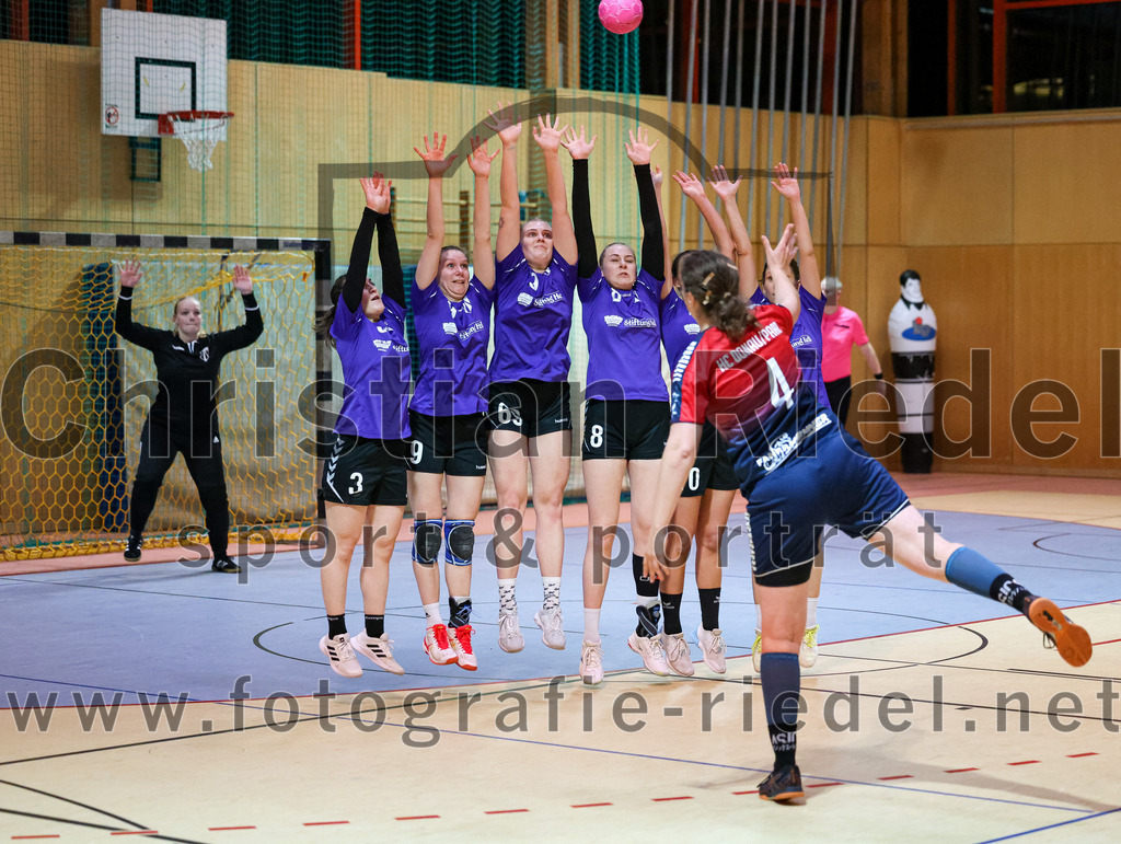 2022-11-19_110_SpVgg_Altenerding_gegen_HC_Donau-Paar | Erding, Deutschland, 19.11.2022:
Handball, Bezirksoberliga Frauen Altbayern 2022 / 2023, 5. Spieltag, SpVgg Altenerding gegen HC Donau/Paar, Endergebnis: 22:33

Torfrau Lara Kullmann (SpVgg Altenerding, #11), Katharina Künstner (SpVgg Altenerding, #3), Julia Kranich (SpVgg Altenerding, #9), Selina Becker (SpVgg Altenerding, #69), Lena Marie Becker (SpVgg Altenerding, #8), Janina Konrad (SpVgg Altenerding, #10), Simone Jens (HC Donau/Paar, #4)

Foto: Christian Riedel / fotografie-riedel.net