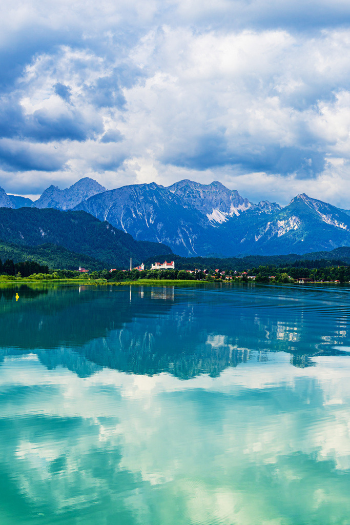 Blick über den Forggensee und Füssen auf die Allgäuer Alpen | Blick über den Forggensee und Füssen auf die Allgäuer Alpen.