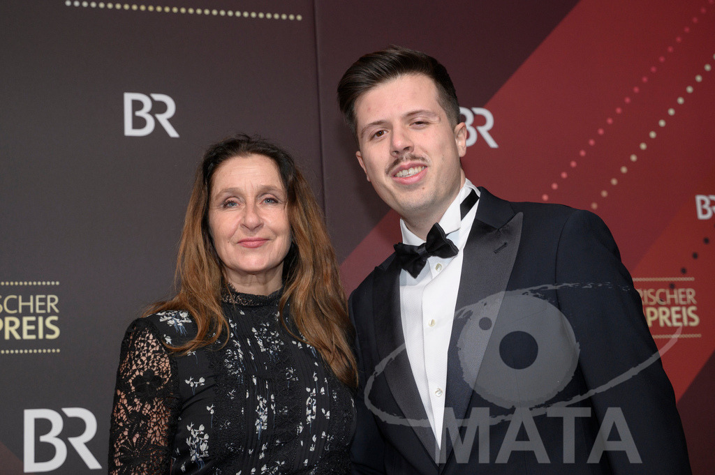_DWI4890 | Barbara Philipp mit Gast bei der Verleihung des 47. Bayerischen Filmpreises 2026  im Prinzregententheater. München, Deutschland. Der Bayerische Filmpreis wird seit 1979 von der Bayerischen Staatsregierung verliehen, um die Bedeutung des Kinofilms als Kulturgut herauszustellen - Realisiert mit Pictrs.com