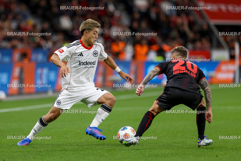 Bayer 04 Leverkusen vs Eintracht Frankfurt - Bundesliga  | Leverkusen, Deutschland, 12.09.25:   Ritsu Doan (Eintracht Frankfurt) und Alejandro Grimaldo (Bayer 04 Leverkusen) im Kampf um den Ball waehrend des Spiels der Bundesliga zwischen  Bayer 04 Leverkusen vs Eintracht Frankfurt in der BayArena(Foto von Brauer-Fotoagentur / Adrian Schlueter)