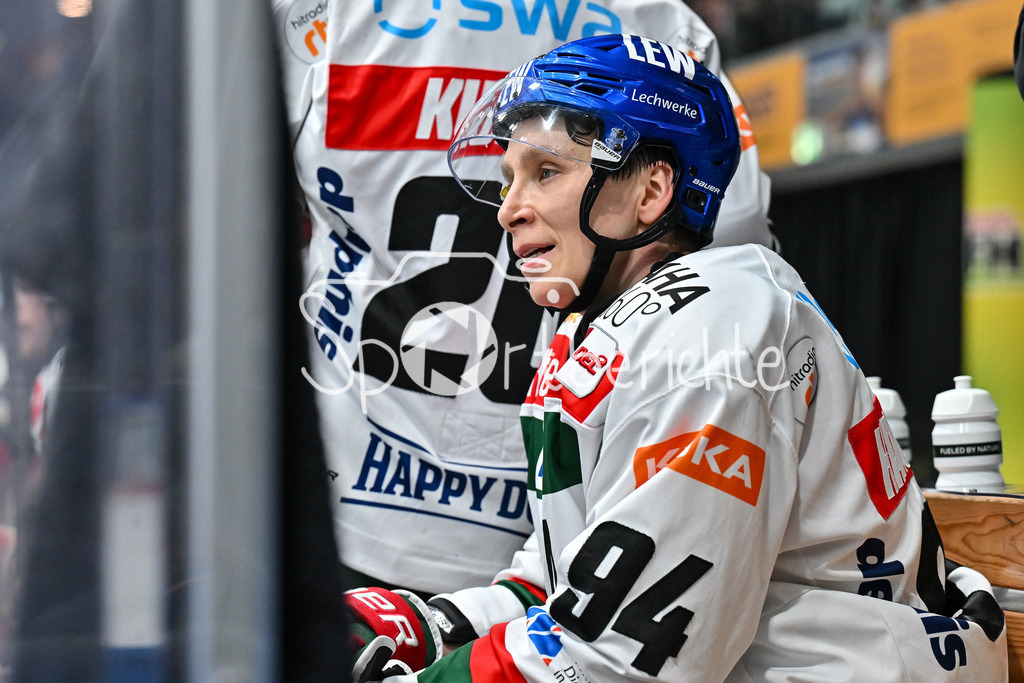 Löwen Frankfurt -Augsburger Panther | haengende Koepfe bei den Augsburger Panthern / Anrei HAKULINEN (Augsburger Panther #94)  / Freisteller / Einzelfoto / DEL: Loewen Frankfurt - Augsburger Panther, Eissporthalle Frankfurt am 14.02.2025