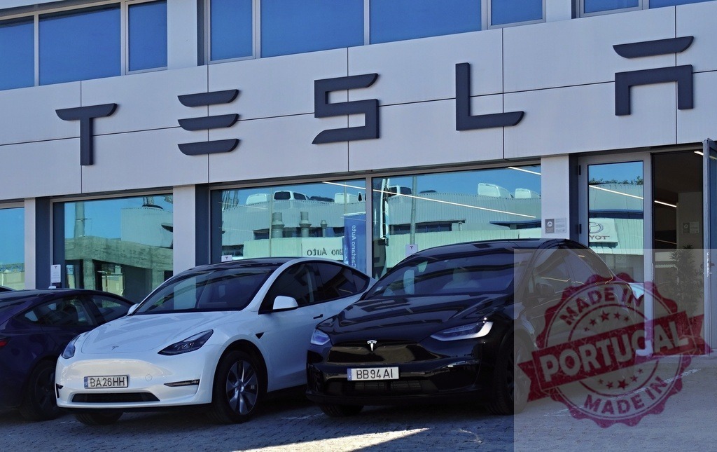 TESLA dealership with electric cars parked outside | TESLA logo on building with white Model Y and black Model X electric vehicles - Realisiert mit Pictrs.com