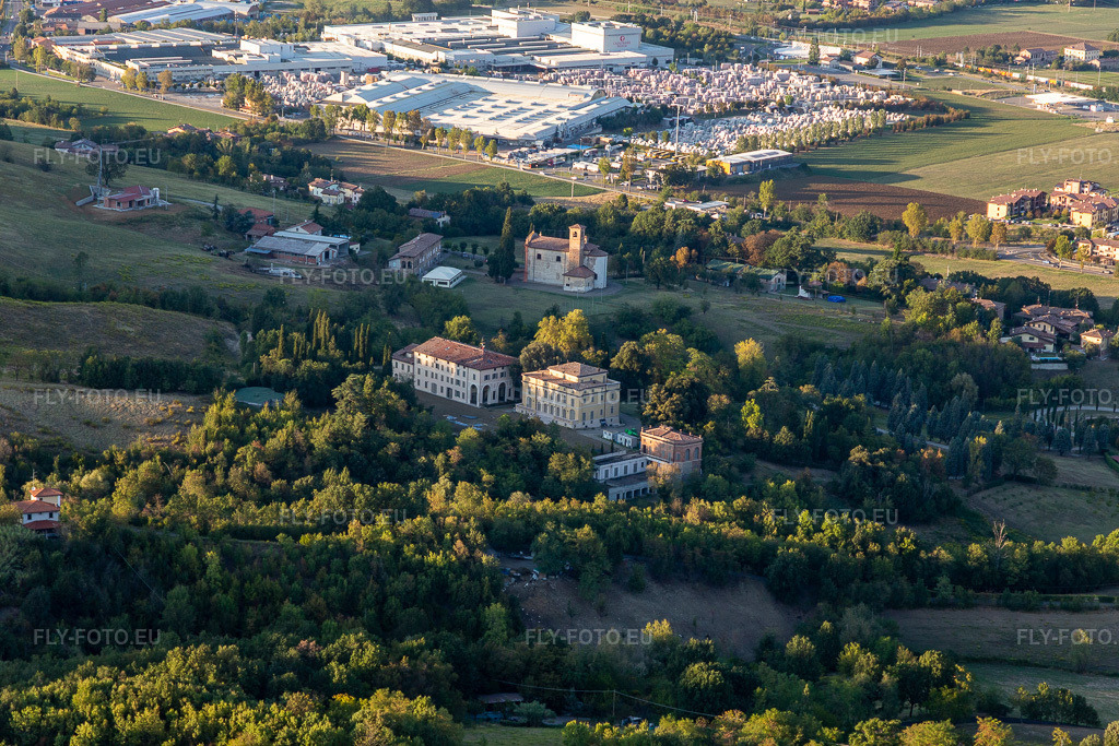 Vue aérienne: Vue de la ville à Casalgrande dans le département Reggio Emilia, Italie. Photo: IMG_134668.jpg prise le 19/09/2022 par Werner Riehm/FLY-FOTO.eu – Résolution de l'original: 5472 x 3648 px