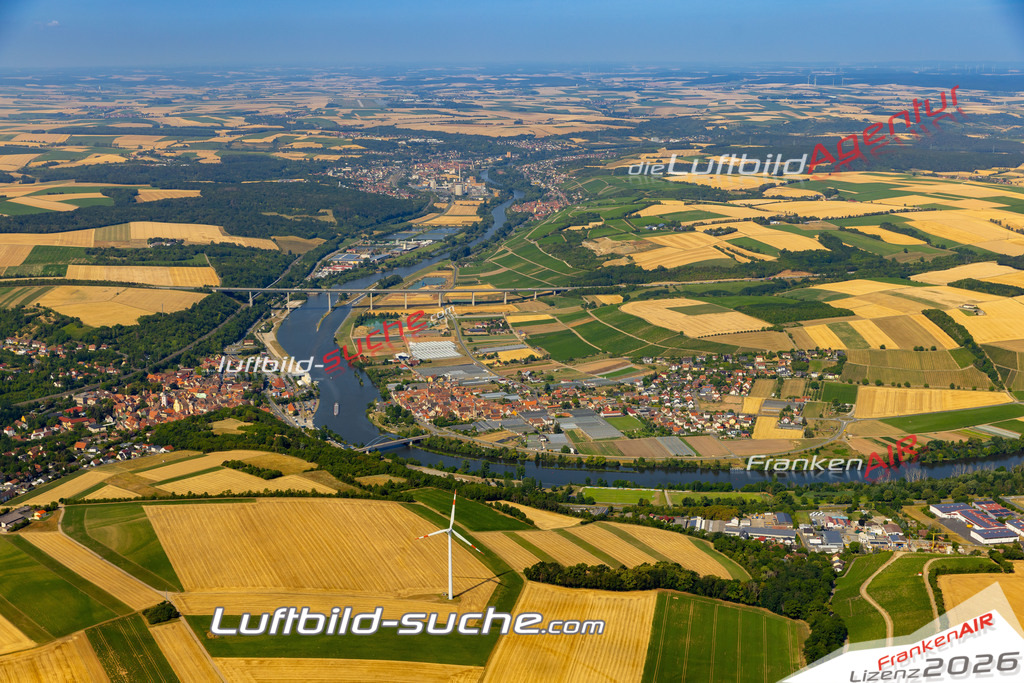 Das Luftbild zeigt :  Segnitz - Die Luftaufnahme wurde 2023 vom UL-Flugzeug aus erstellt ( keine Drohne ) - Hochauflösende Luftaufnahme - Für grossformatige Ausdrucke geeignet. Die Geschenkidee !Mit Lizenz und Bildrechte bestellbar