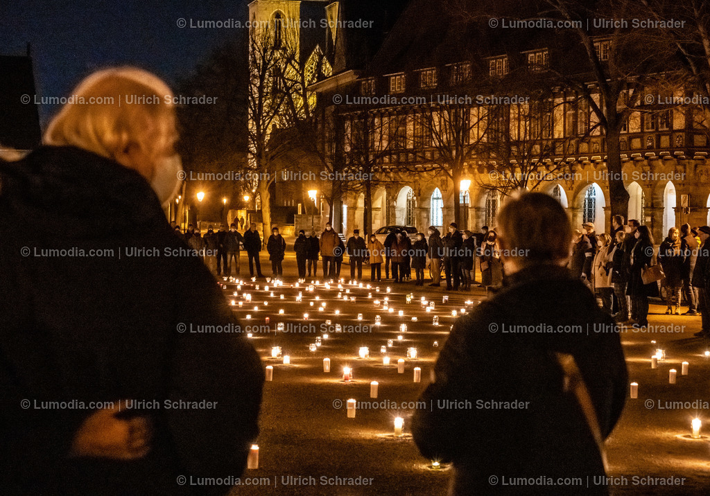 10049-12472 - Gedenkveranstaltung - Domplatz Halberstadt | Stockfoto und Bilderpool mit Bildmaterial aus Deutschland, dem Harz, Halberstadt, Quedlinburg, Wernigerode und weltweit. Qualitativ hochwertige und professionelle Fotos anschauen und kaufen. - Realisiert mit Pictrs.com