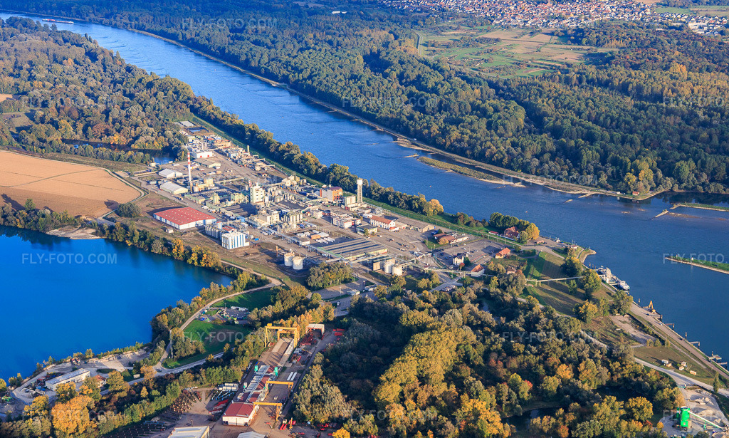 Aerial view: Evonik Oil Additives SAS chemical plant on the banks of the Rhine in Lauterbourg in the state Bas-Rhin, France. – Photo: IMG_150191.jpg taken on 10/11/2025 by Werner Riehm/FLY-FOTO.com – Resolution of the original: 5655 x 3396 px – Evonik - Leading Beyond Chemistry