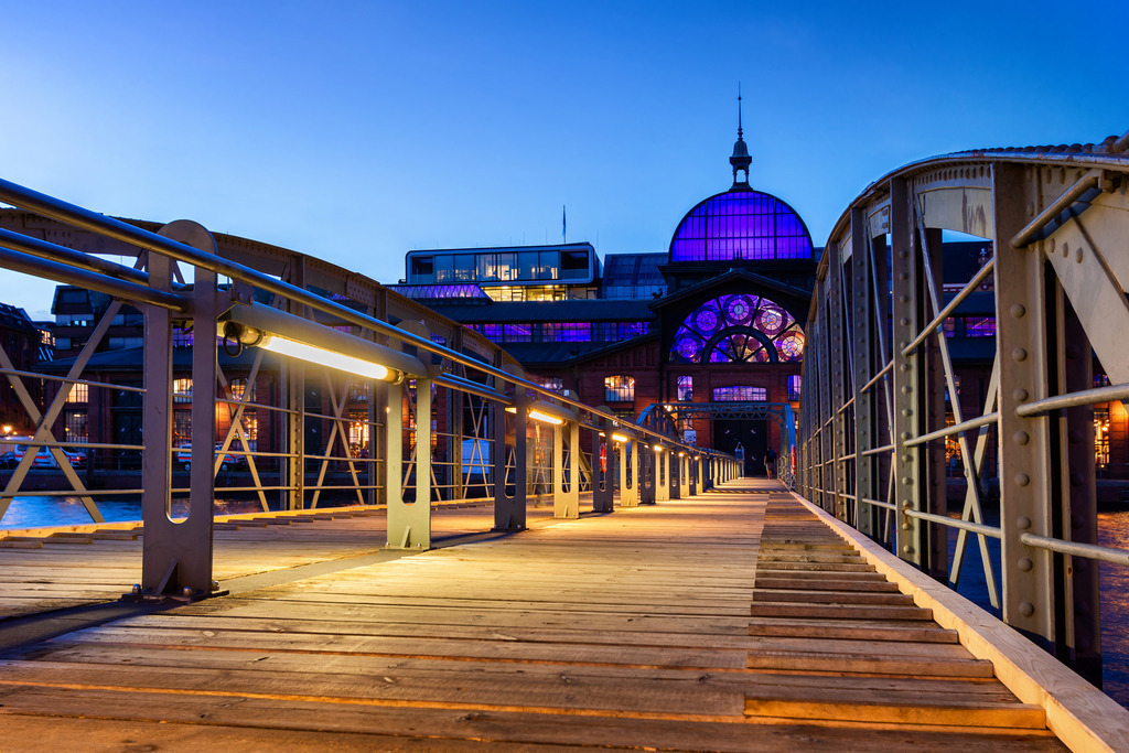 10241008 - Blaue Stunde an der Fischauktionshalle | Blaue Stunde an der Fischauktionshalle in Altona am Hamburger Hafen.