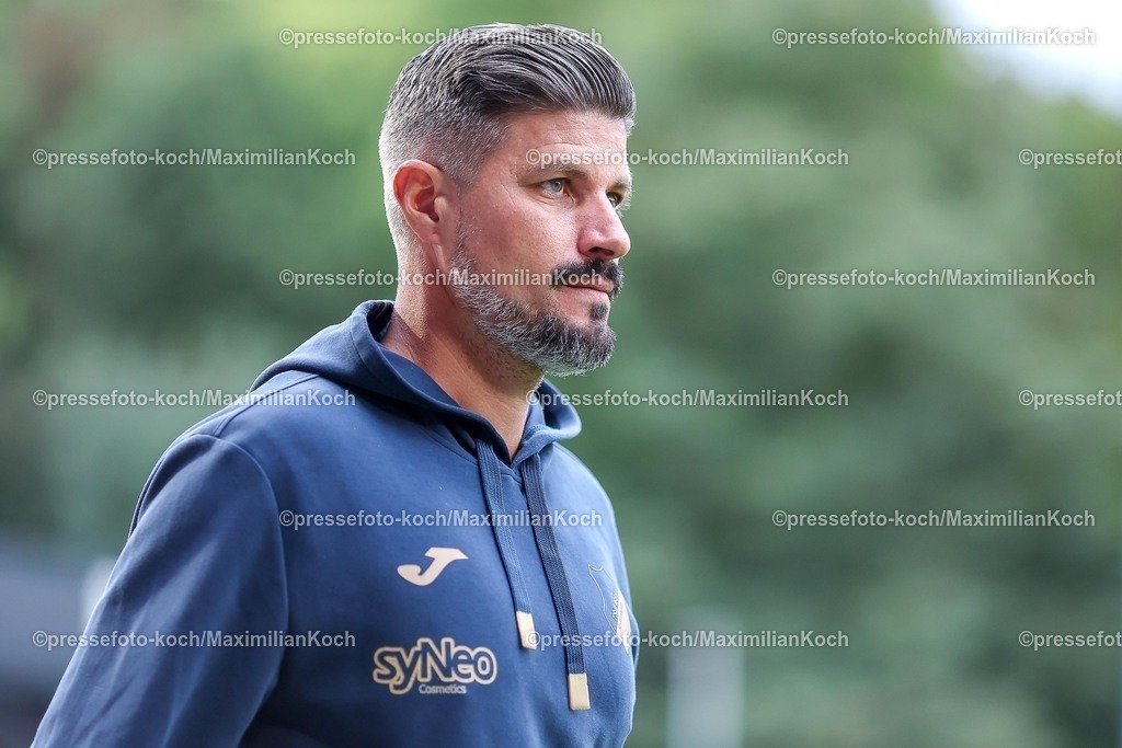 FCVK16092501004 | 16.09.2025, Fußball, FC Viktoria Köln – TSG 1899 Hoffenheim II, 3.Liga, Sportpark Höhenberg, Saison 2025 2026: Cheftrainer Stefan Kleineheismann (Hoffenheim II #hc ) DFB regulations prohibit any use of photographs as image sequences and or quasi-video.