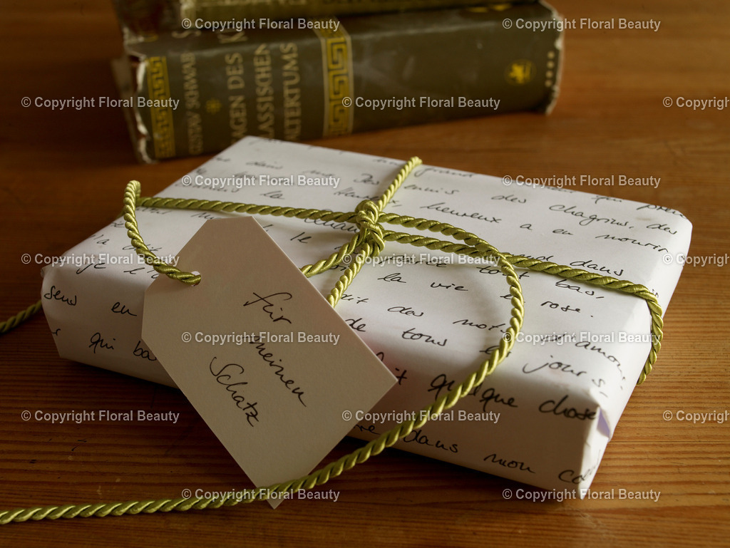 Liebesbrief_Geschenkverpackung_12 | Onlineshop für hochwertige Wandbilder. Bei uns findet ihr selbstgestaltete Blumenmotive. Das perfekte Geschenk, als Praxisdeko oder die eigene Wohnung. Alle künstlerischen Blumenfotos sind auf Leinwand, FineArtPrint, Kunstdruck und vielem mehr zu erwerben - Realisiert mit Pictrs.com
